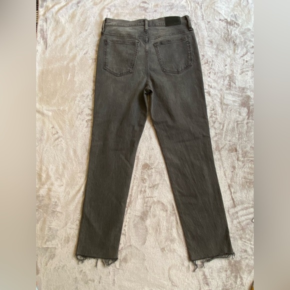 New Madewell the perfect vintage jean women’s size 27
Color Gray - Picture 2 of 16
